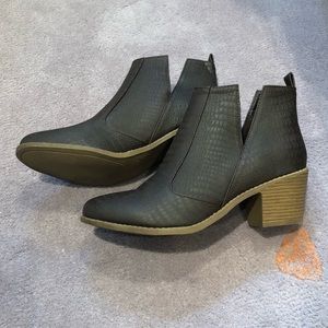 NEW - Fisace Brown Ankle Boots